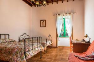 a bedroom with two beds and a window at El Huerto in Firgas