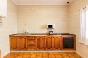 a kitchen with a sink and a microwave at El Huerto in Firgas