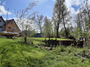a yard with a fence and a house at KapLuv Plau am See in Plau am See