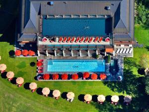 厄茂Schloss Elmau Luxury Spa Retreat & Cultural Hideaway的带游泳池的度假村的鸟瞰图