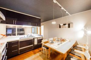 札幌市にあるTHE WORLDWIDE HOUSE の部屋にテーブルと椅子のあるキッチン