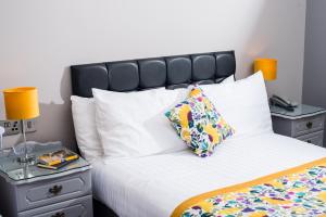 Postel nebo postele na pokoji v ubytování Rathkeale House Hotel