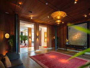 un soggiorno con tappeto e lampadario pendente di Schloss Elmau Luxury Spa Retreat & Cultural Hideaway a Elmau