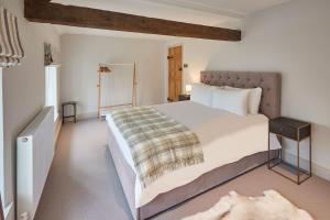 a bedroom with a large bed in a room at Host & Stay - The Cobbles in Osmotherley