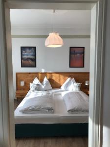 A bed or beds in a room at Wein & Landhaus Willi Opitz