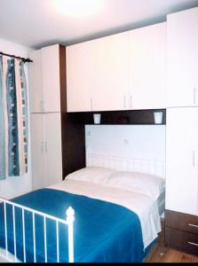 A bed or beds in a room at Apartments Karoma