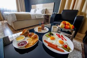 奧許的住宿－Level，一张桌子,上面有两盘早餐食品