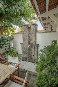 a garden with a shower in a wall at Casa Lucia in Sorrento