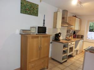a kitchen with a microwave on top of a counter at Ferien-Handwerker-Messewohnung 20 Minuten bis Messezentrum in Lauf an der Pegnitz