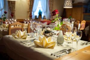 A restaurant or other place to eat at Hotel Zehnerkar & Hotel Obertauern