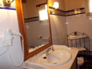 a bathroom with a sink and a mirror at Hotel Los Rastrojos in Aranda de Duero