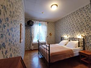Säng eller sängar i ett rum på Ulfshyttans Herrgård