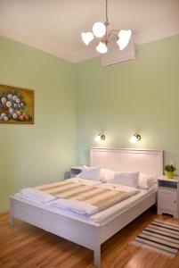 Un pat sau paturi într-o cameră la Flórián Vendégház