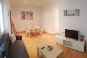 ein Wohnzimmer mit einem Sofa und einem Tisch in der Unterkunft COZY Apartment In The Heart of Alicante! in Alicante