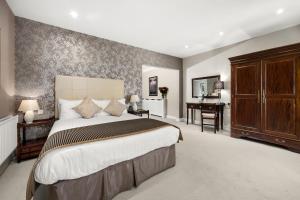 Un pat sau paturi într-o cameră la Rathkeale House Hotel