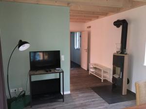 Un televizor și/sau centru de divertisment la lauch3 - Ferienhäuser am See