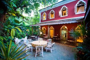 Сад в Marbella Guest House