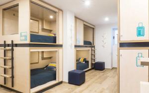 コニル・デ・ラ・フロンテーラにあるTAKE SURF Hostel Conilの二段ベッド4組が備わる客室です。