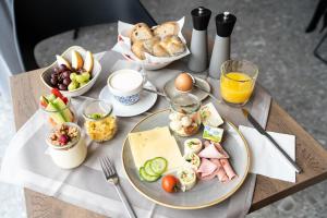 une table recouverte de assiettes de nourriture et de fruits dans l'établissement Motel Schlafraum Schlüßlberg contactless check-in, 