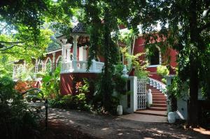 Сад в Marbella Guest House