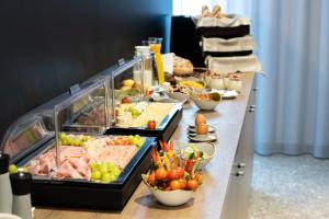 ein Buffet mit vielen verschiedenen Speisen in der Unterkunft Motel Schlafraum Schlüßlberg-Dein smartes Hotel-contactless check-in in Schlüßlberg