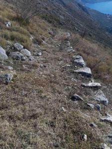 una pared de piedra a un lado de una montaña en Villa Brasina, en Mlini