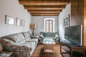 TV a/nebo společenská místnost v ubytování Casa Ferrera by SeaMount Rentals