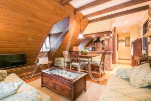 Una sala de estar con una mesa y un comedor. en Sarrahèra by SeaMount Rentals, en Baqueira Beret