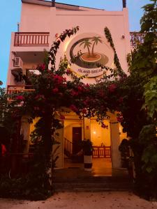 福里德霍的住宿－島嶼度假賓館，花卉和标志建筑的入口