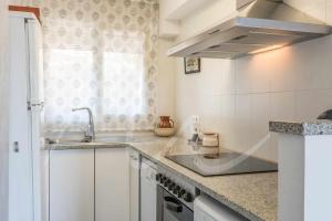 Kuchyň nebo kuchyňský kout v ubytování Carabela by SeaMount Rentals