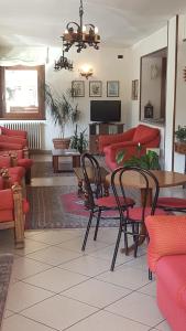 TV a/nebo společenská místnost v ubytování Hotel Pineta