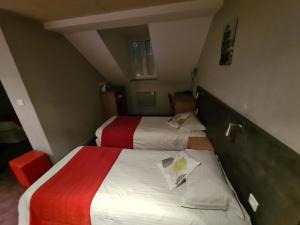 two beds in a small room with two beds sidx sidx sidx at HOSTELLERIE du CANTAL in Murat