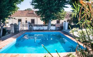 una piscina en el patio trasero de una casa en Lagar de Viña Vieja, en Cazalla de la Sierra