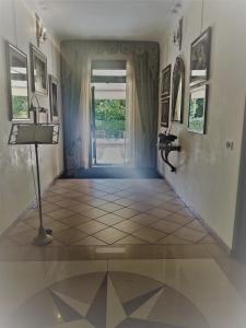 um corredor com piso em azulejo e uma janela em Villa Scalabrini em Crespano del Grappa