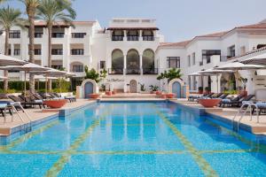 Bazén v ubytování Address Marassi Golf Resort nebo v jeho okolí