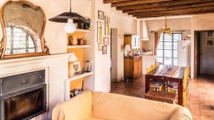 Una sala de estar con un sofá y una chimenea. en Lagar de Viña Vieja, en Cazalla de la Sierra