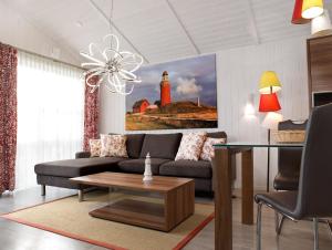 Dänische Ferienhäuser am Salzhaff Haus Pacific في إنسيل بويل: غرفة معيشة بها أريكة ومنارة