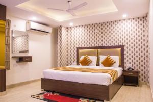 a bedroom with a large bed in a room at Hotel Pawan Plaza Near Sir Ganga Ram Hospital in New Delhi