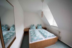 two twin beds in a room with a mirror at Ferienhaus Lütsche in Frankenhain