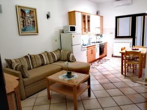 sala de estar con sofá y mesa en Room and Apartment Lea, en Rovinj