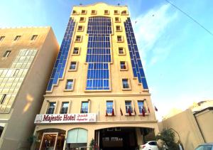 un gran edificio amarillo con muchas ventanas en Majestic Hotel, en Doha