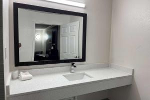 bagno con lavandino e specchio di Days Inn by Wyndham Calhoun GA I-75 and US-41 a Calhoun