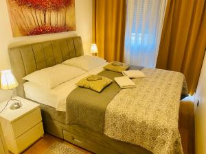 Ein Bett oder Betten in einem Zimmer der Unterkunft Nova Galerija Studio Ema i Apartman Anita