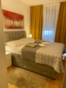 ein Schlafzimmer mit einem Bett und einem Wandgemälde in der Unterkunft Nova Galerija Studio Ema i Apartman Anita in Zagreb