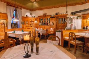 Reštaurácia alebo iné gastronomické zariadenie v ubytovaní Hotel Garni - Gasthof Pillgrab
