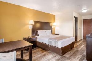 Postel nebo postele na pokoji v ubytování Econo Lodge Corvallis Near University