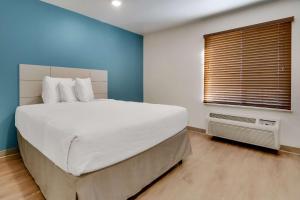 Postel nebo postele na pokoji v ubytování WoodSpring Suites Abilene