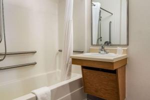 Koupelna v ubytování WoodSpring Suites Abilene
