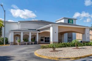 un hotel frente a un edificio con aparcamiento en Quality Inn Zephyrhills-Dade City, en Zephyrhills