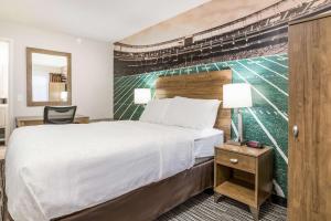 Clarion Pointe East Lansing University Area客房内的一张或多张床位